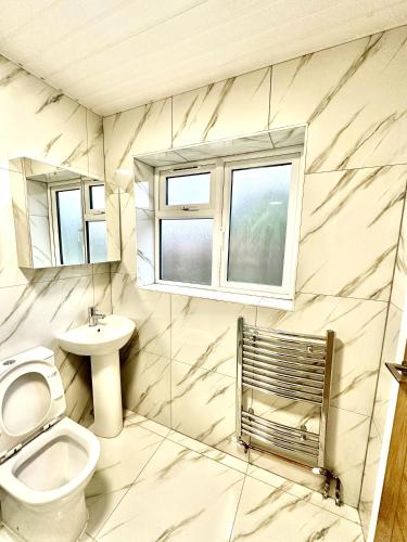 a bathroom with a toilet and a sink at Recently fully refurbished --January 2026-- private en-suite room with brand-new bathroom and private entrance in Oxford