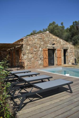 Bergerie avec piscine à Sotta vue maquis