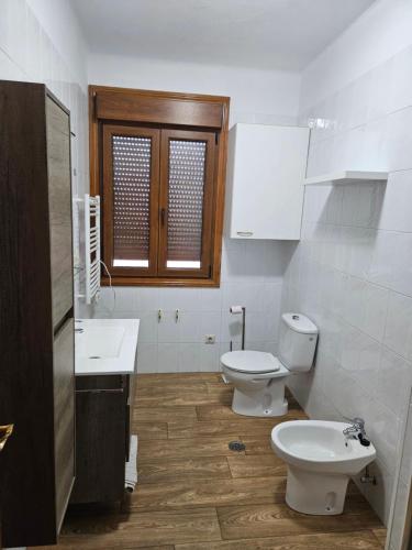 a bathroom with a toilet and a sink at Casa da Cabreira in Nigrán