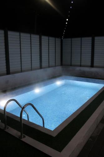 LerikにあるA-vista Aframeの部屋にある大きな温水浴槽