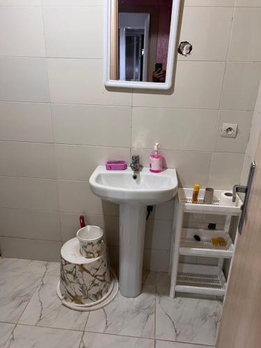 a bathroom with a sink and a mirror at Appartement chic in Tit Mellil
