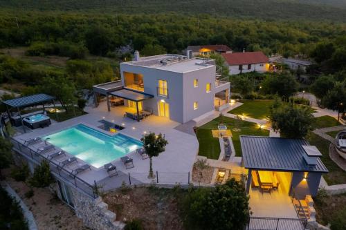 NEW! Luxurious Villa River Rose: Heated Pool, Jacuzzi, 4 En-Suite Bedrooms