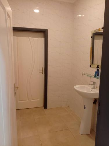 un bagno con una porta bianca e un lavandino di Villa Prestige a Moanda