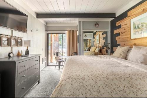 a large bedroom with a large bed and a desk at Villa De Los Pinos 15 in Mammoth Lakes
