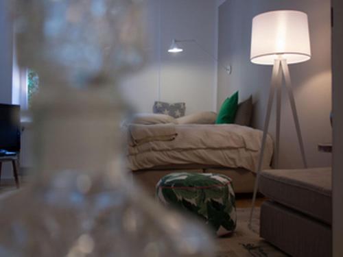 sala de estar con sofá y lámpara en Ferienwohnung DER INSULANER en Lindau