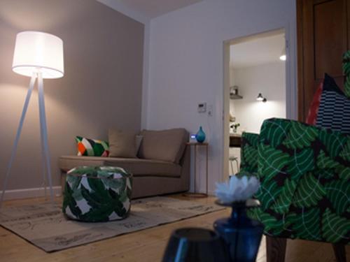 ein Wohnzimmer mit einem Sofa und einer Lampe in der Unterkunft Ferienwohnung DER INSULANER in Lindau