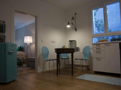 eine Küche mit einem Tisch und Stühlen im Zimmer in der Unterkunft Ferienwohnung DER INSULANER in Lindau