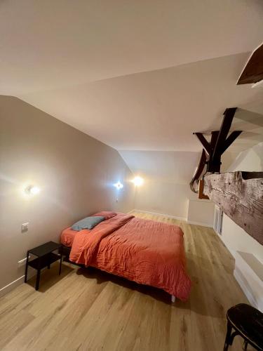 a bedroom with a bed in a attic at Duplex spacieux-2chambres-ideal vehicule electrique in Melle