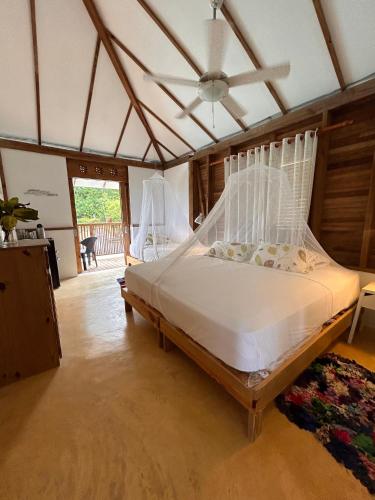 una camera da letto con un letto grande con soffitto di Clave Verde Ecolodge a Las Terrenas