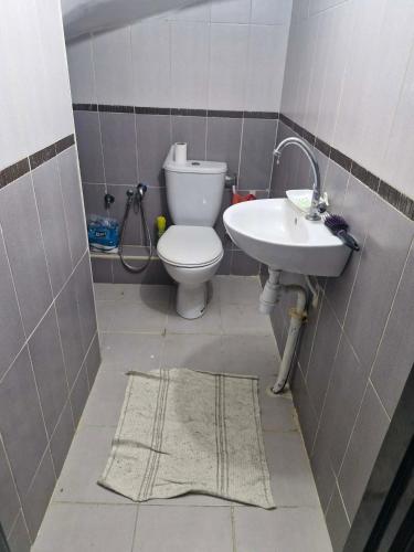 a bathroom with a toilet and a sink at Villa résidence privé Ariana in Ariana