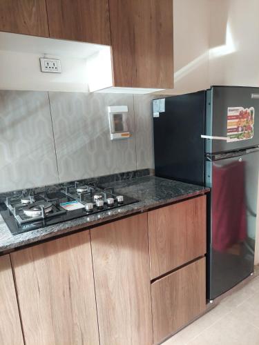 kuchnia z kuchenką i lodówką w obiekcie Confortable Apartament w mieście La Paz