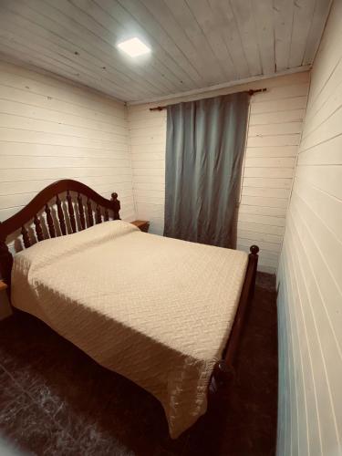 a bedroom with a bed in a room at Cabaña Valle de Montañas in Tinogasta