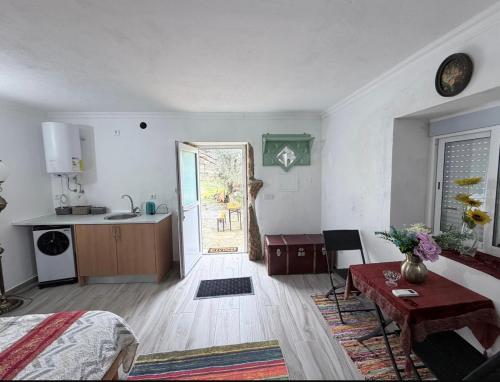 a living room with a kitchen and a door leading to a kitchen at Zion Jardim Monsanto in Monsanto