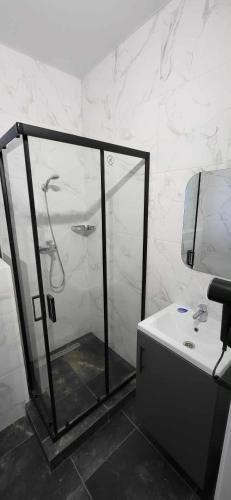 a bathroom with a shower and a sink at Barnhous in Mykulychyn