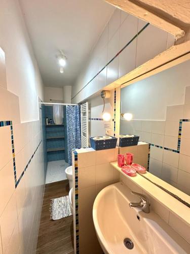 a bathroom with a sink and a toilet and a tub at Caterina Biennale Apartment in Venice
