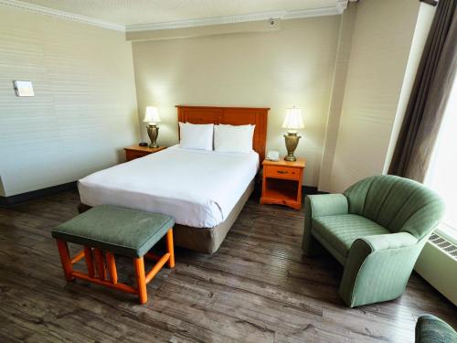 Llit o llits en una habitació de Continental Inn & Suites