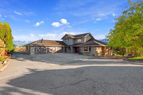 a large house with a large driveway at Three Lakes Haven - Pacific Retreats in Manson