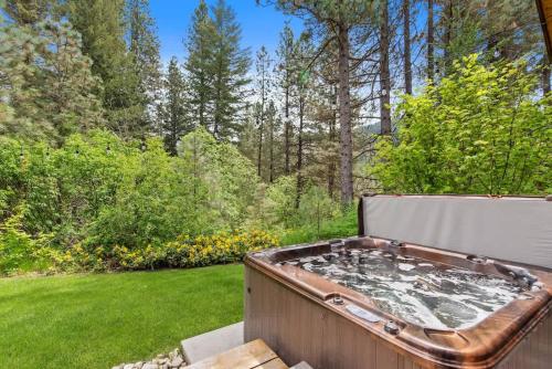 a hot tub sitting on top of a yard at Big Jim Mountain Lodge - Pacific Retreats in Leavenworth