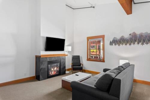 a living room with a couch and a fireplace at Annapurna - Alice Lodging in Leavenworth