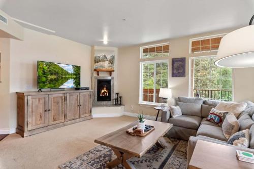 a living room with a couch and a tv at Apres Ski Chalet - Pacific Retreats in Leavenworth