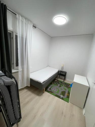 a small room with a bed and a window at Prisvärd & rymlig lgh nära ALV in Vimmerby