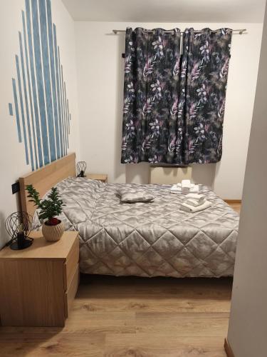 ein Schlafzimmer mit einem Bett und einem Fenster in der Unterkunft None Holiday Hotel in None