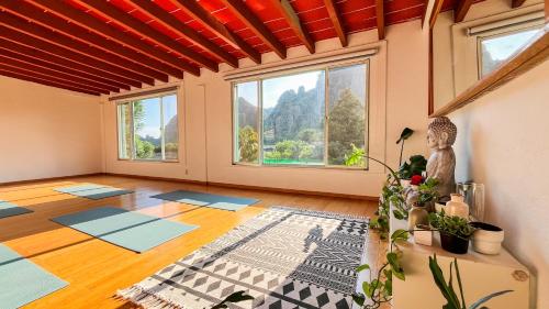 a room with a large room with yoga mats at Refugio del Colibrí in Tepoztlán