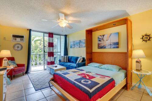 a bedroom with a bed and a living room at Kailua-Kona Studio - Walk to Hale Halawai Park! in Kailua-Kona