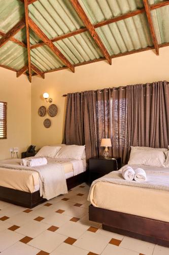 Hotel Altocerro في كونستانزا: غرفة نوم بها سريرين في الغرفة