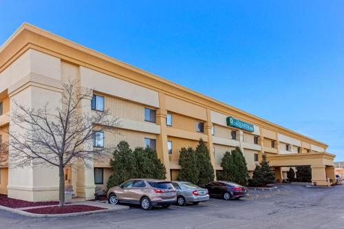 a hotel with cars parked in a parking lot at La Quinta Inn by Wyndham Milwaukee Airport / Oak Creek in Oak Creek
