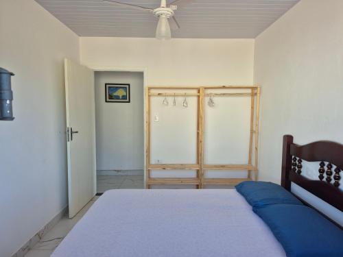 a bedroom with a bed and a ceiling fan at Quarto casal Nereidas bwc compartilhado in Guaratuba