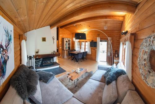 a living room with a couch and a table at Chalet Papillon in Neerdar