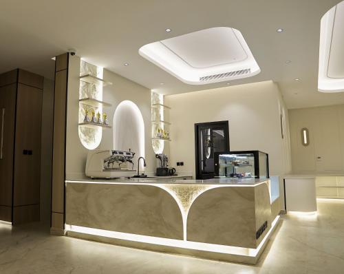 a kitchen with a counter with a sink and a mirror at لمحة للشقق المخدومة in Riyadh