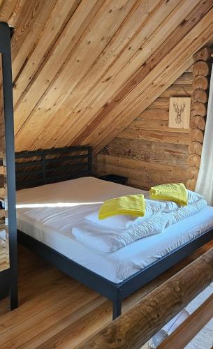 un letto in una stanza con soffitto in legno di NPLIHOUSE a Otepää