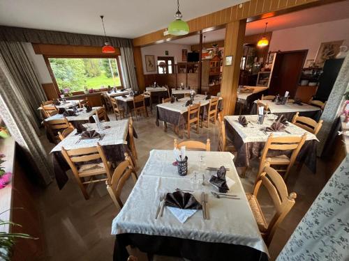 an overhead view of a restaurant with tables and chairs at Hotel Cime d'Auta in Falcade
