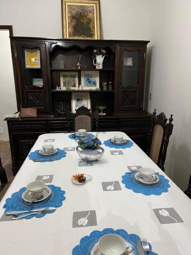 a table with plates and bowls on top of it at Hospedagem Casa de Déo in Domingos Martins