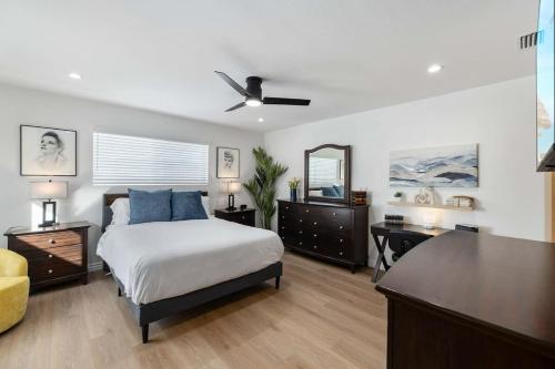 a bedroom with a bed and a desk in it at 2BR 2BA Home Hot Tub, Firepit, Yard, BBQ, Parking in Simi Valley