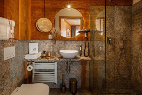 a bathroom with a toilet and a sink and a shower at APARTAMENTY U HARREGO BOUTIQUE SPA masaże, sauna, tężnia solankowa , balkon , taras , klimatyzacja , parking in Kudowa-Zdrój
