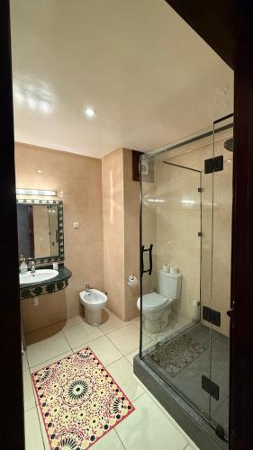 a bathroom with a shower and a toilet and a sink at Appartement 6 personnes piscine hivernage Marrakech in Marrakesh