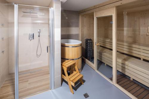 a sauna with a shower and a wooden barrel at Vila Eduarda Grohmanna in Vrbno pod Pradědem