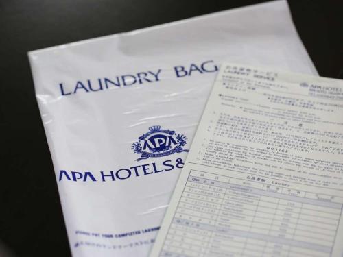 a laundry bag with a laundry bag at APA Hotel Kamataeki-Higashi in Tokyo