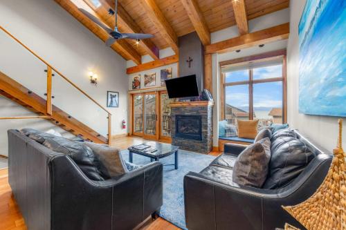 a living room with leather furniture and a fireplace at Aspen Edge Lakefront and Loft in South Lake Tahoe