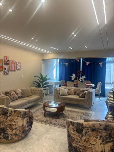 شقه فندقيه ثلاث غرف بجوار جنينه مول عباس العقاد