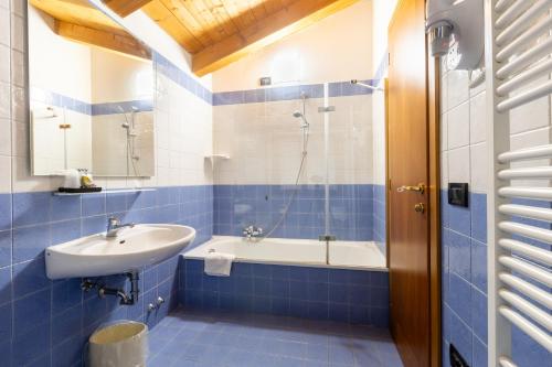 a blue and white bathroom with a sink and a tub at Contra' Contarini in Campolongo Sul Brenta