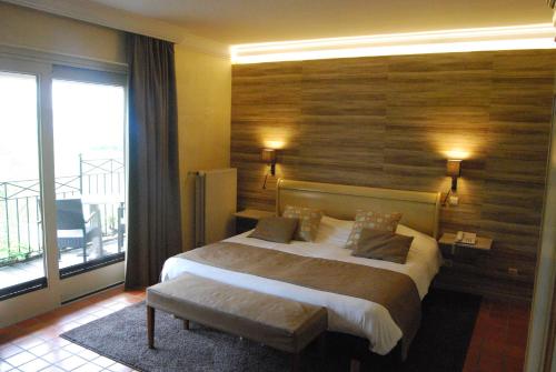 Ένα ή περισσότερα κρεβάτια σε δωμάτιο στο Hostellerie Gilain