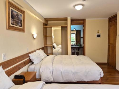Llit o llits en una habitació de Florida del Inca Hotel