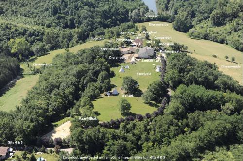 camping roussel في Saint-Paul-dʼEspis: صورة جوية لمنزل في حقل به أشجار