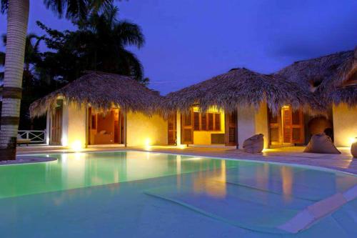 Grandi spazi vista mare piscina infinity con grotta taina