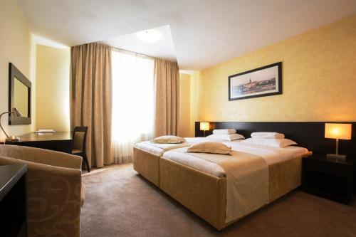 Postel nebo postele na pokoji v ubytování Garni Hotel Nevski