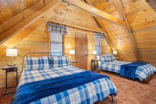 a bedroom with two beds in a log cabin at The Hailey Cabin in Island Park